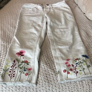 Earl Jeans White Cropped Pants with Multicolor Floral Embroidery